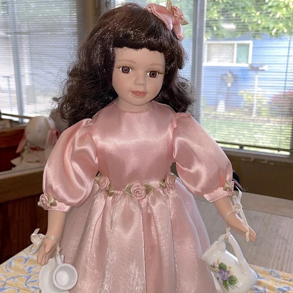 Avon 2000 Special Memories Tea Time Porcelain Doll Preloved